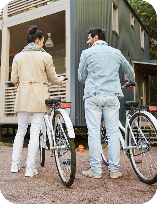 Image homm et femme avec vélo à la main